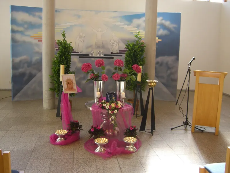 Feuerbestattung – Urnen-Aufbahrung mit Kerzen und Blumen in der Aussegnungshalle