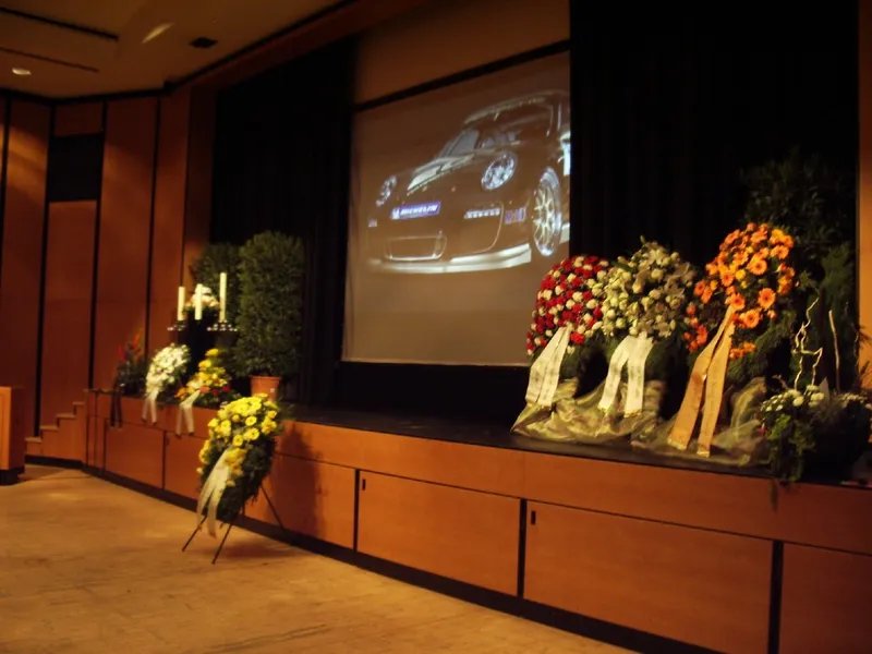 Individuelle Verabschiedung – Trauerfeier mit Leinwandprojektion und Blumenschmuck