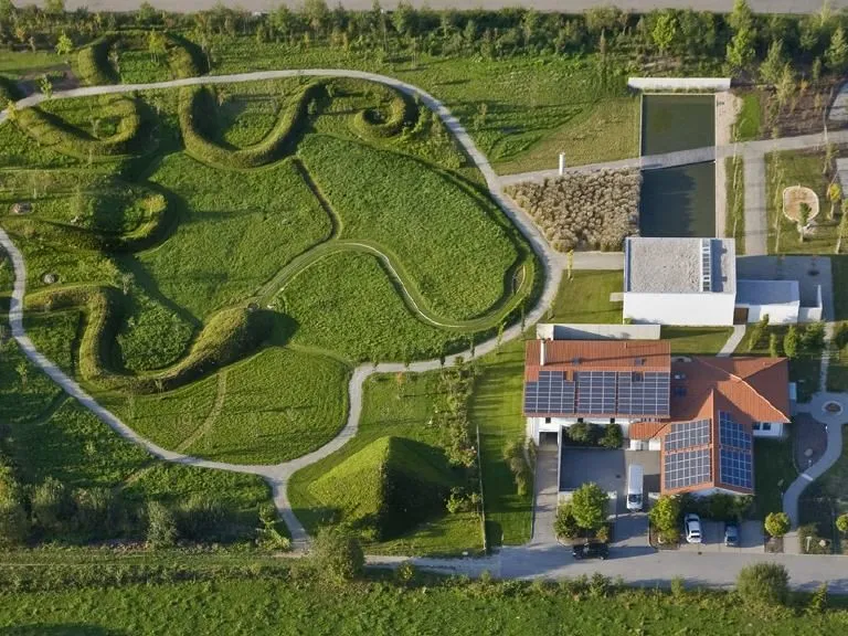 Naturbestattung – Luftaufnahme eines Ruheforsts mit Wegen und Grabfeldern
