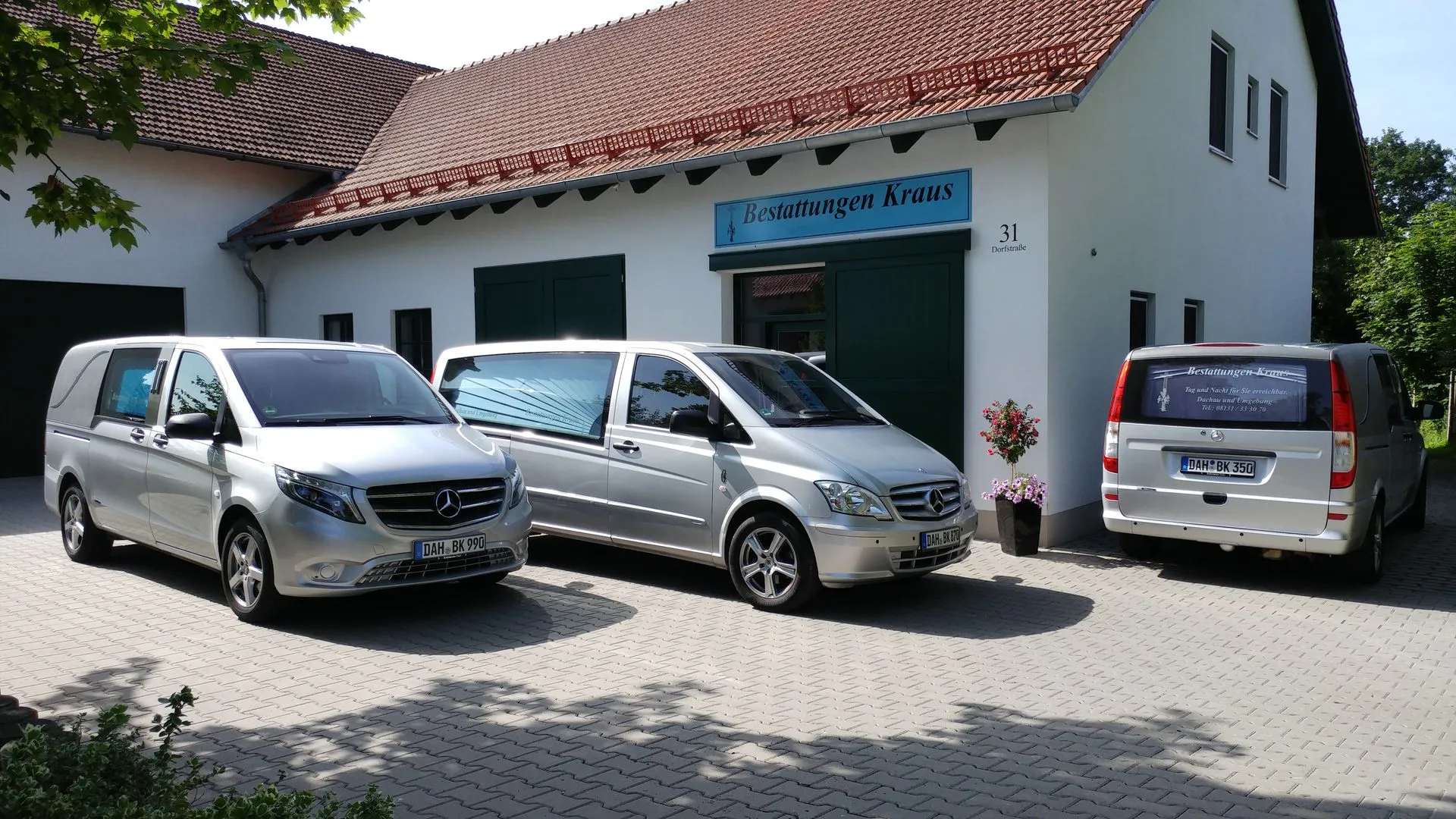 Fahrzeuge von Bestattungen Kraus vor dem Büro Prittlbach